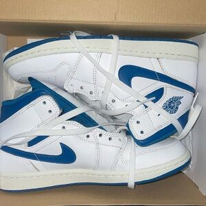 Brand new shoes worned one time couldn’t fit them they were to tight.